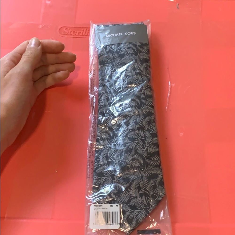 Men’s Michael Kors NWT palm Tie